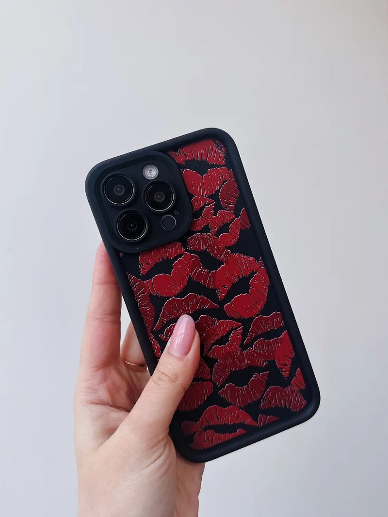 Чехол Lips Case для iPhone 15 Pro Black - фото 1 Чехол Lips Case для iPhone 15 Pro Black - фото 1