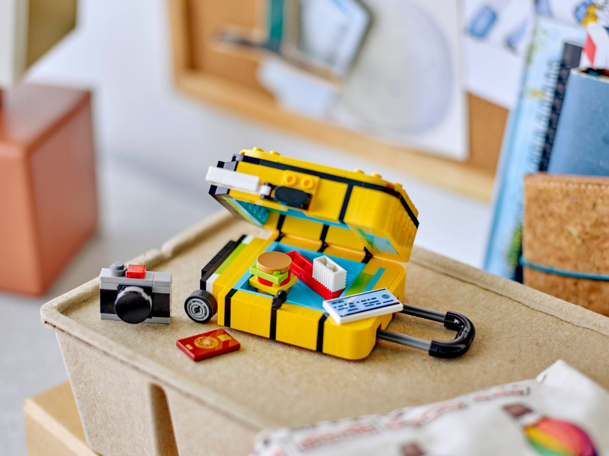 Конструктор Lego Creator Жовта дорожня валіза (40817) - фото 4 Конструктор Lego Creator Жовта дорожня валіза (40817) - фото 4