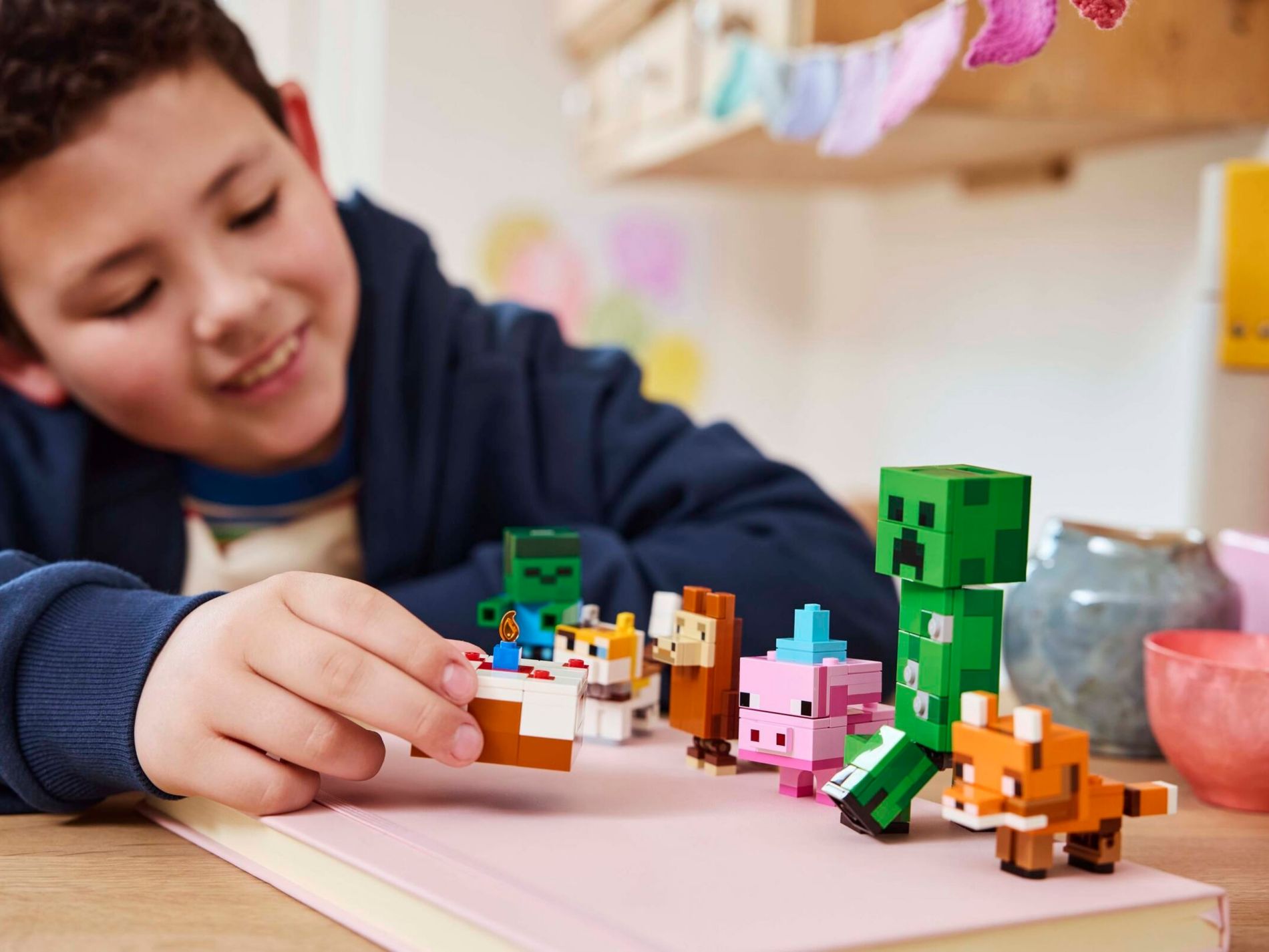 Конструктор Lego Minecraft Святкування дня народження поросяти (21281) - фото 2 Конструктор Lego Minecraft Святкування дня народження поросяти (21281) - фото 2