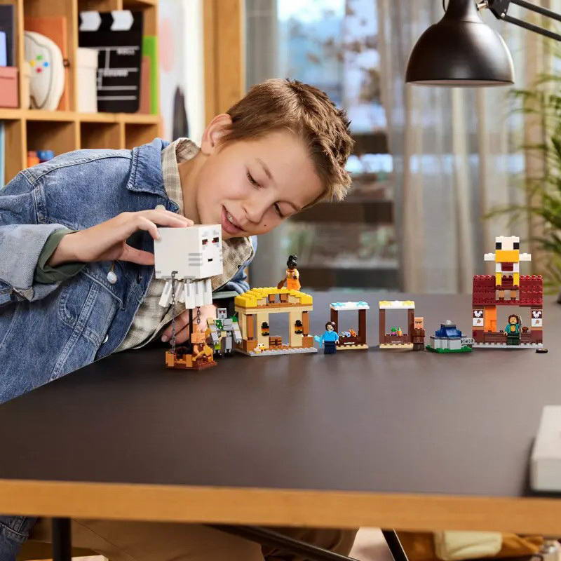Конструктор Lego Minecraft Нападение на деревню с воздушным шаром Гаст (21273) - фото 5
