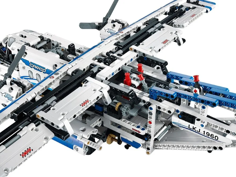 Конструктор Lego Technic Грузовой самолет (42025) - фото 2 Конструктор Lego Technic Грузовой самолет (42025) - фото 2