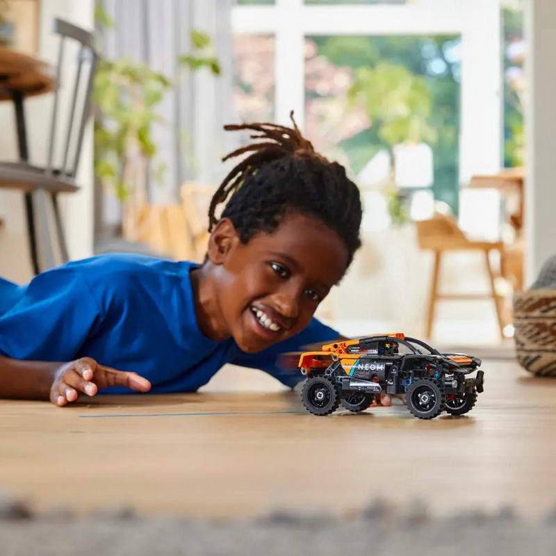 Конструктор Lego Technic Автомобиль для гонок NEOM McLaren Extreme E (42166) - фото 4 Конструктор Lego Technic Автомобиль для гонок NEOM McLaren Extreme E (42166) - фото 4