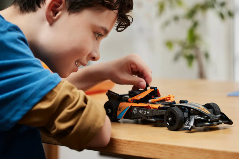 Конструктор Lego Technic Автомобіль для перегонів NEOM McLaren Formula E 42169 - фото 6 Конструктор Lego Technic Автомобіль для перегонів NEOM McLaren Formula E 42169 - фото 6
