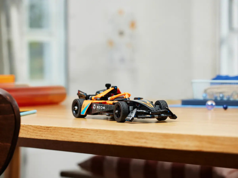 Конструктор Lego Technic Автомобіль для перегонів NEOM McLaren Formula E 42169 - фото 8 Конструктор Lego Technic Автомобіль для перегонів NEOM McLaren Formula E 42169 - фото 8