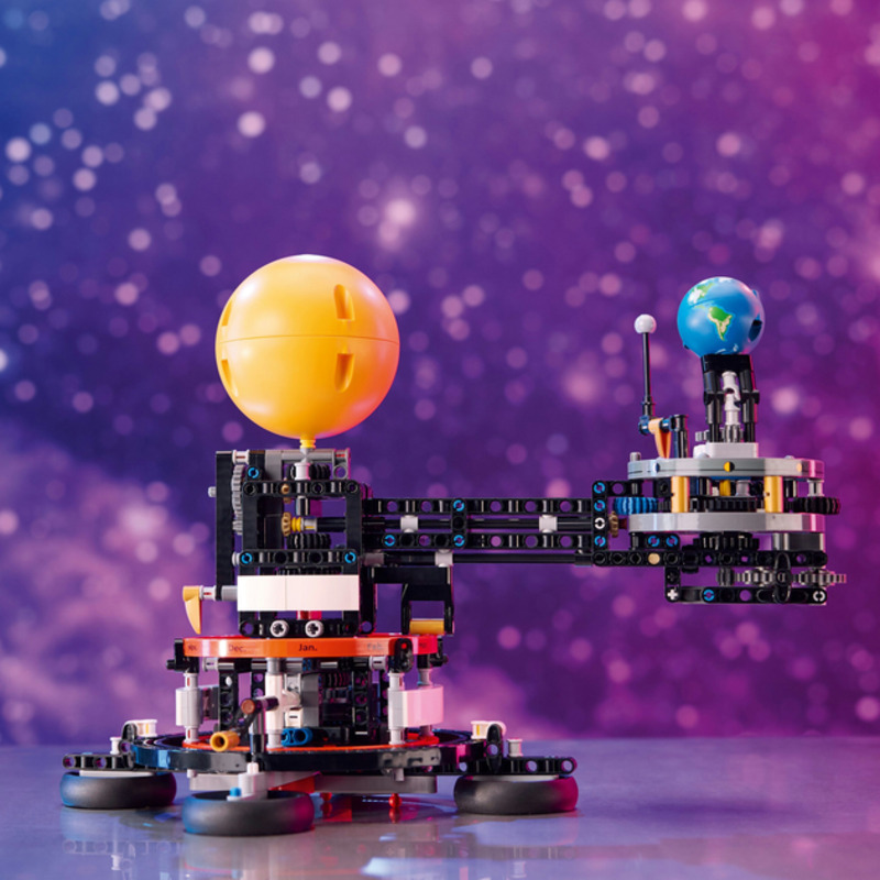 Конструктор Lego Планета Земля та Місяць на орбіті (42179) - фото 4 Конструктор Lego Планета Земля та Місяць на орбіті (42179) - фото 4