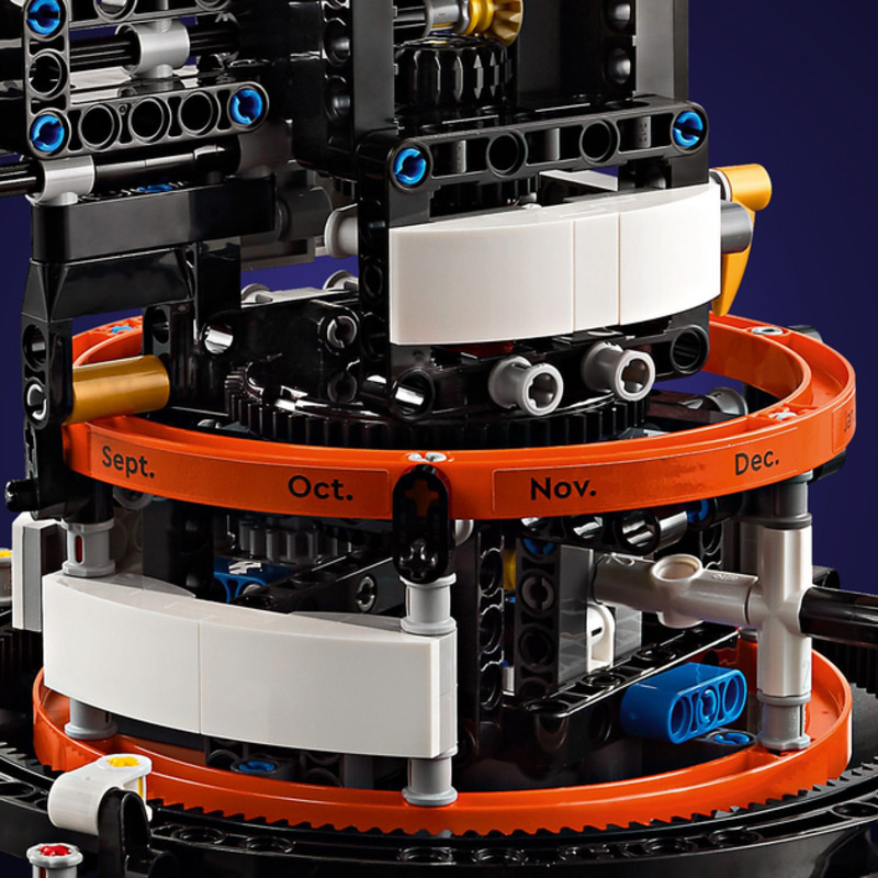Конструктор Lego Планета Земля та Місяць на орбіті (42179) - фото 5 Конструктор Lego Планета Земля та Місяць на орбіті (42179) - фото 5
