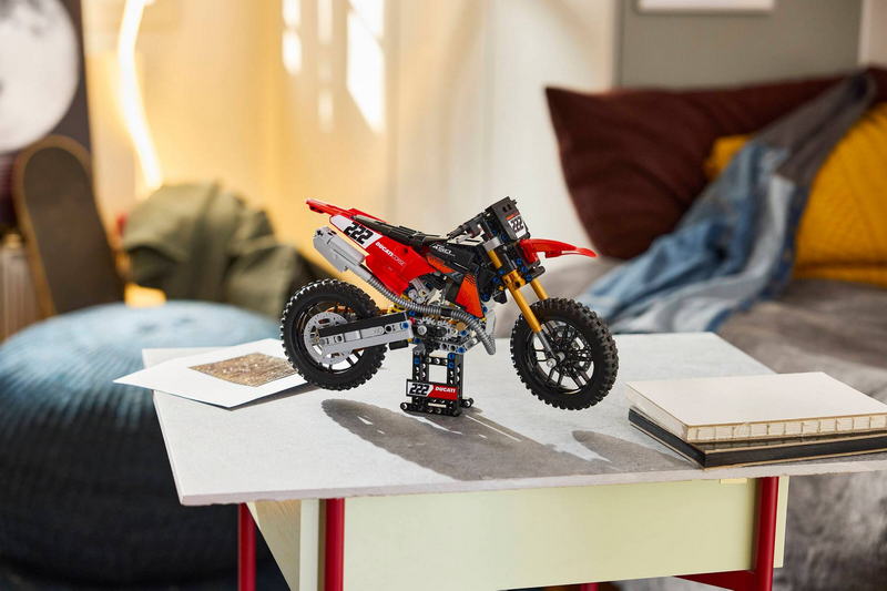 Конструктор Lego Technic Мотоцикл Ducati Desmo450 MX Factory (42238) - фото 7 Конструктор Lego Technic Мотоцикл Ducati Desmo450 MX Factory (42238) - фото 7