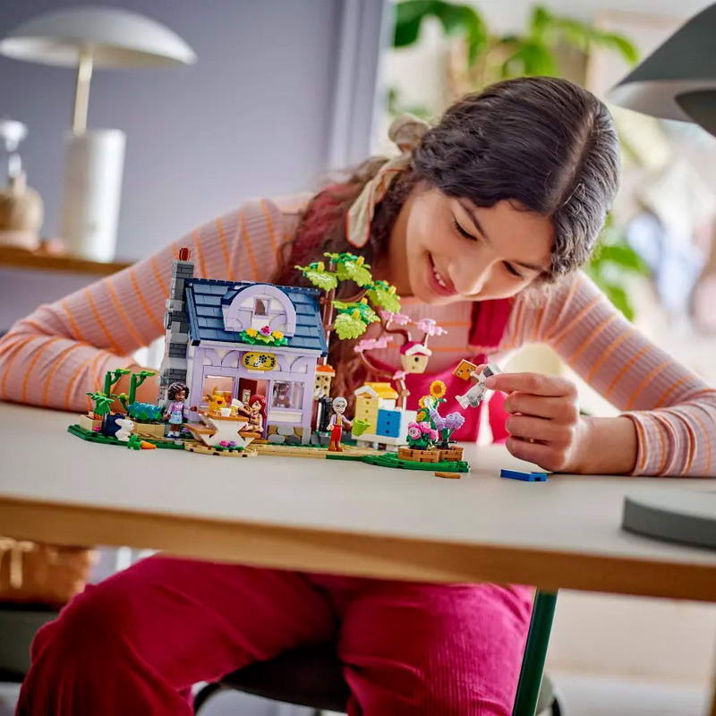 Конструктор Lego Friends Будиночок і квітник бджолярів (42669) - фото 4