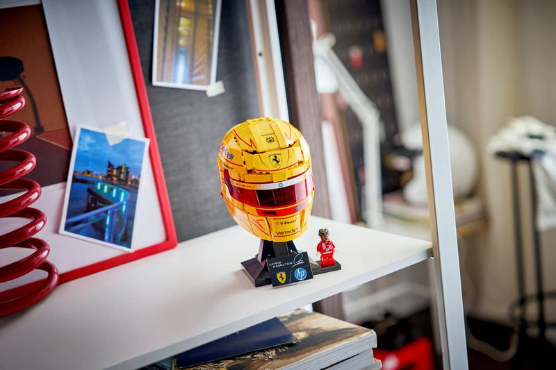 Конструктор LEGO Editions Formula 1 Шлем Льюиса Гамильтона из команды Scuderia Ferrari HP (43022) - фото 10 Конструктор LEGO Editions Formula 1 Шлем Льюиса Гамильтона из команды Scuderia Ferrari HP (43022) - фото 10