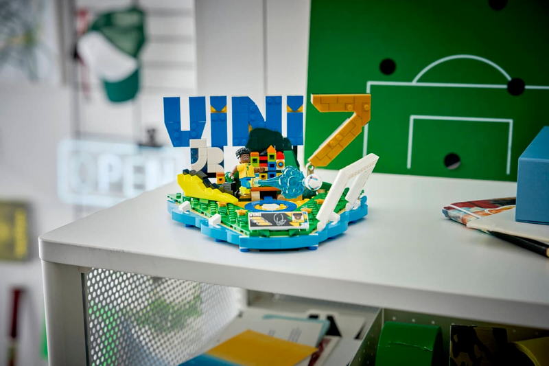 Конструктор LEGO Editions Football Винисиус Жуниор – лучшие моменты футбольных матчей (43027) - фото 9
