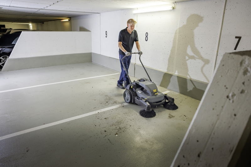 Підмітальна машина Karcher KM 70/30 C Bp 2SB (1.517-231.0) без АКБ та ЗП Europe - фото 1 Підмітальна машина Karcher KM 70/30 C Bp 2SB (1.517-231.0) без АКБ та ЗП Europe - фото 1
