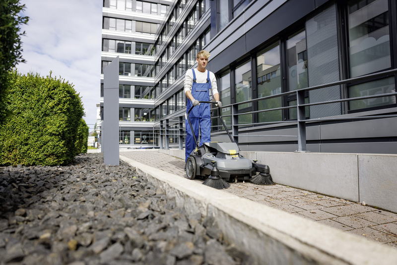 Підмітальна машина Karcher KM 70/30 C Bp 2SB (1.517-231.0) без АКБ та ЗП Europe - фото 2 Підмітальна машина Karcher KM 70/30 C Bp 2SB (1.517-231.0) без АКБ та ЗП Europe - фото 2