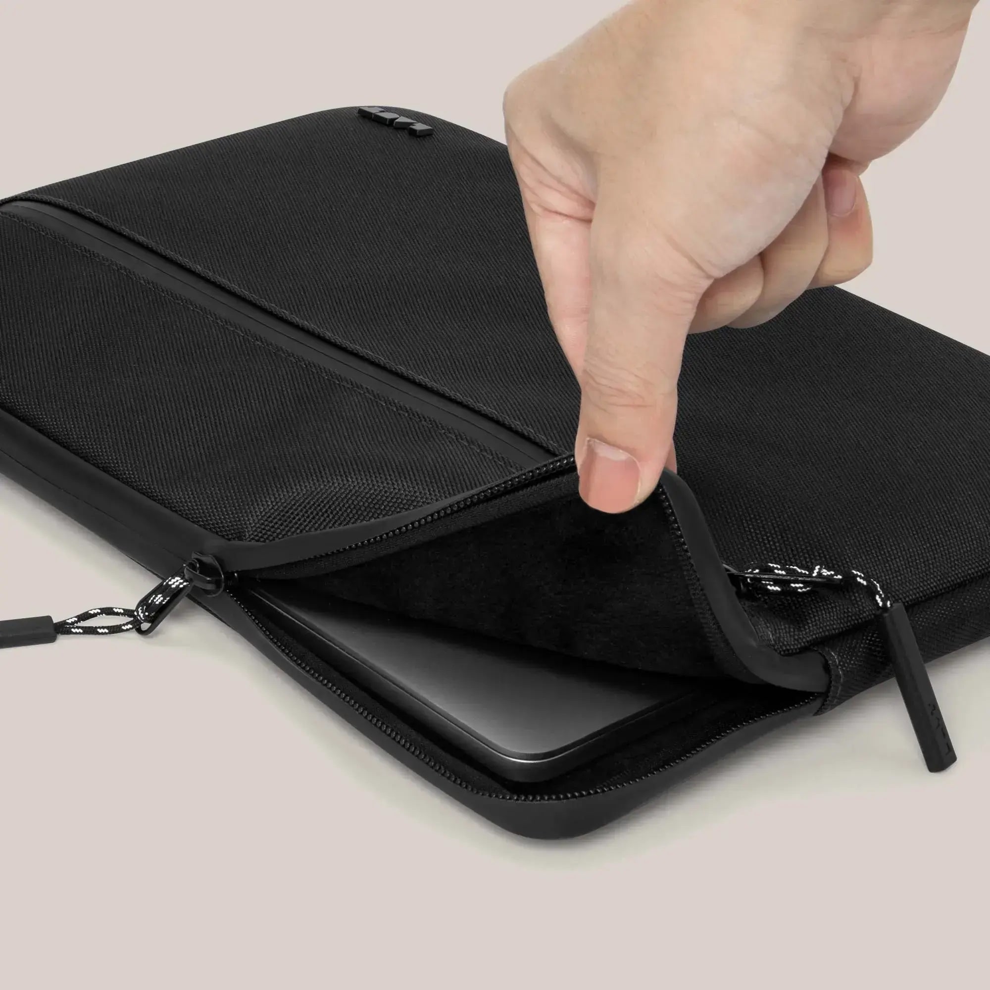 Чохол-папка LAUT URBAN PROTECTIVE SLEEVE для MacBook Pro 16" - Black (L_MB16_UR_BK) - фото 1